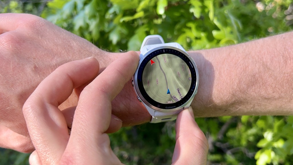 Garmin Forerunner 965 au poignet pendant un entraînement
